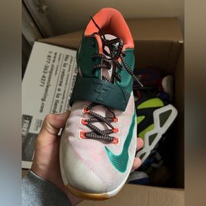 Kd 7’s Easter colorway. Very lightly warn. Clean size 11